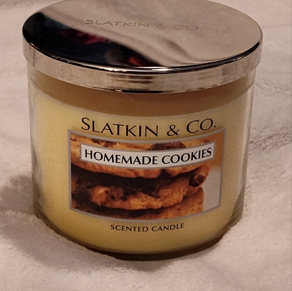 NEW! Slatkin & Co 3 Wick Candle (Homemade Cookies) - Picture 3 of 5